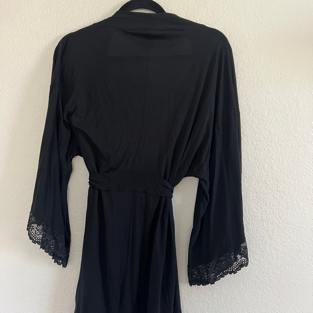 Eberjey Kimono Robe With Lace in Black. Size M - Picture 7 of 9